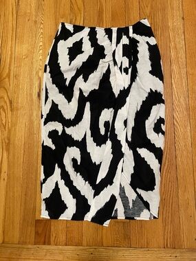 Express Knee Length Black and White Cotton Abstract Print Pencil Skirt